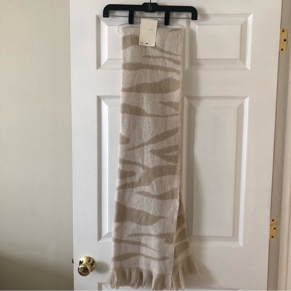 *****SOLD******Brushed Blanket Scarf/Shawl- NWT - Picture 9 of 12